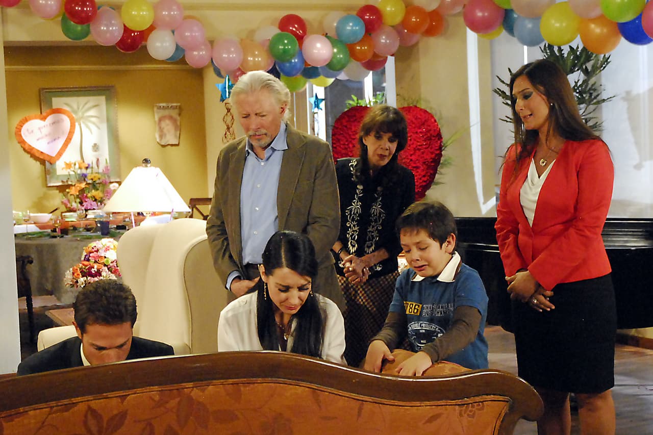 "La primera ocasión que la visité, que la encontré, se lo dije, es admirable, cómo es posible que estando en la condición en que estás tienes ese ánimo, con esa fuerza, con esa energía, y me dice: 'Pues así soy yo'", narró el actor.
<br>