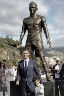 En 2014, fue develada la estatua de 
<b>Cristiano Ronaldo. </b>Fue esculpida con 1 763.7 libras (800 kilos) de bronce, mide 2 metros y 15.748 pulgadas (40 centímetros) de altura y se encuentra en el puerto de Funchal, Madeira, cerca del Museo dedicado al jugador.