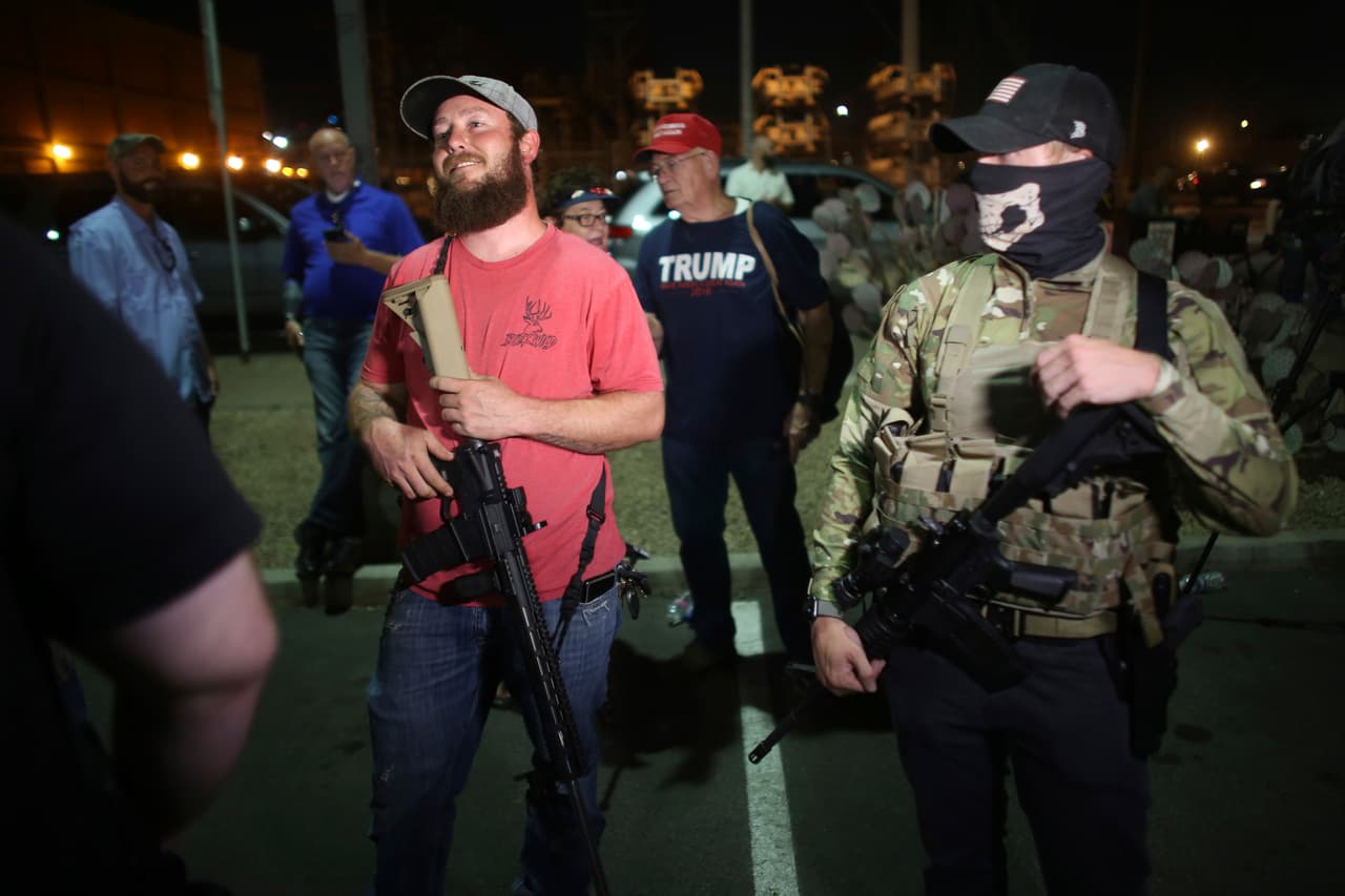 Con sus armas, los manifestantes buscan ejercer presión mientras continúa el conteo de votos.