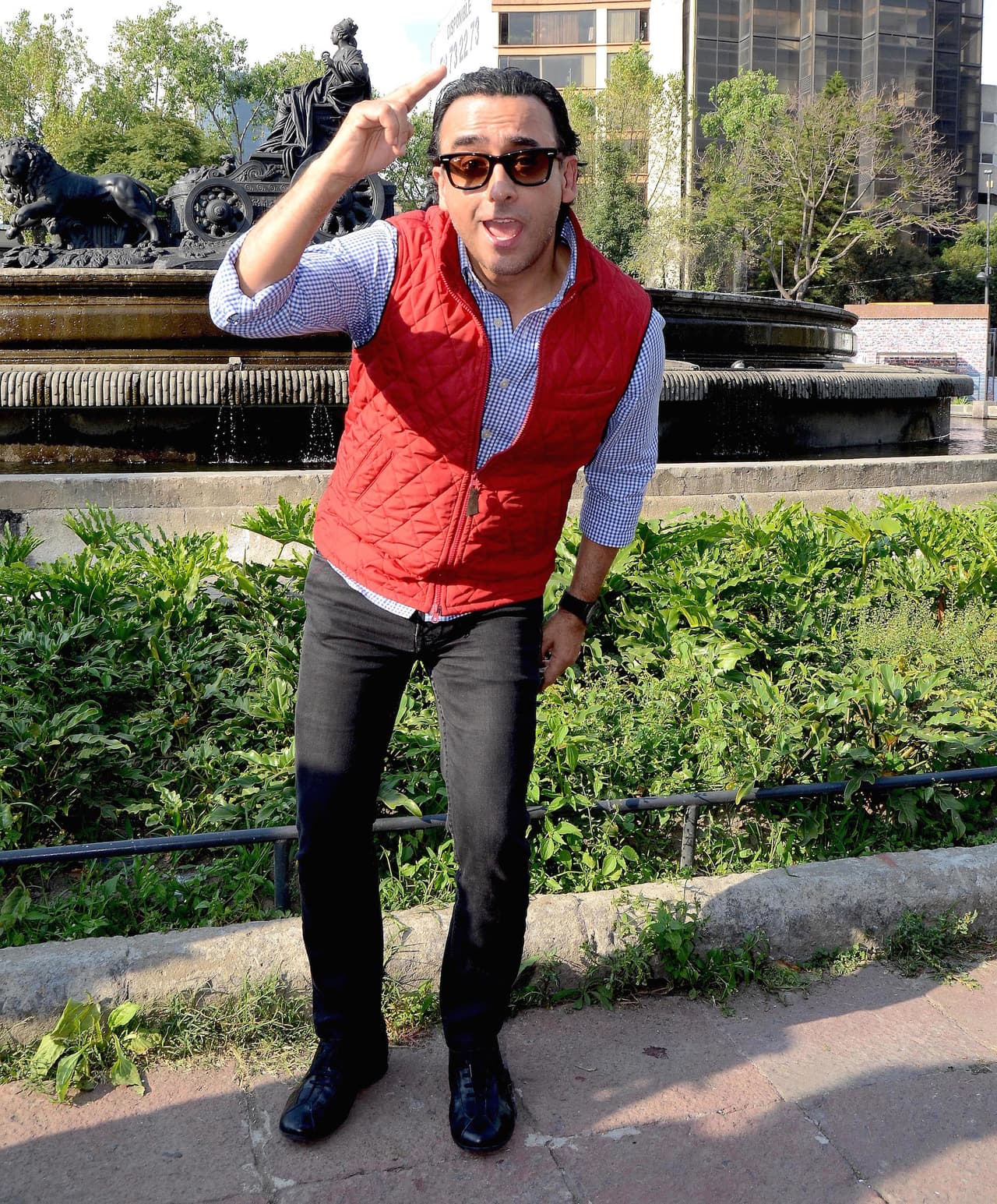 Otro mexicano que participó en ese filme fue Adal Ramones, encargado de dar vida a uno de los compañeros del legendario comediante.