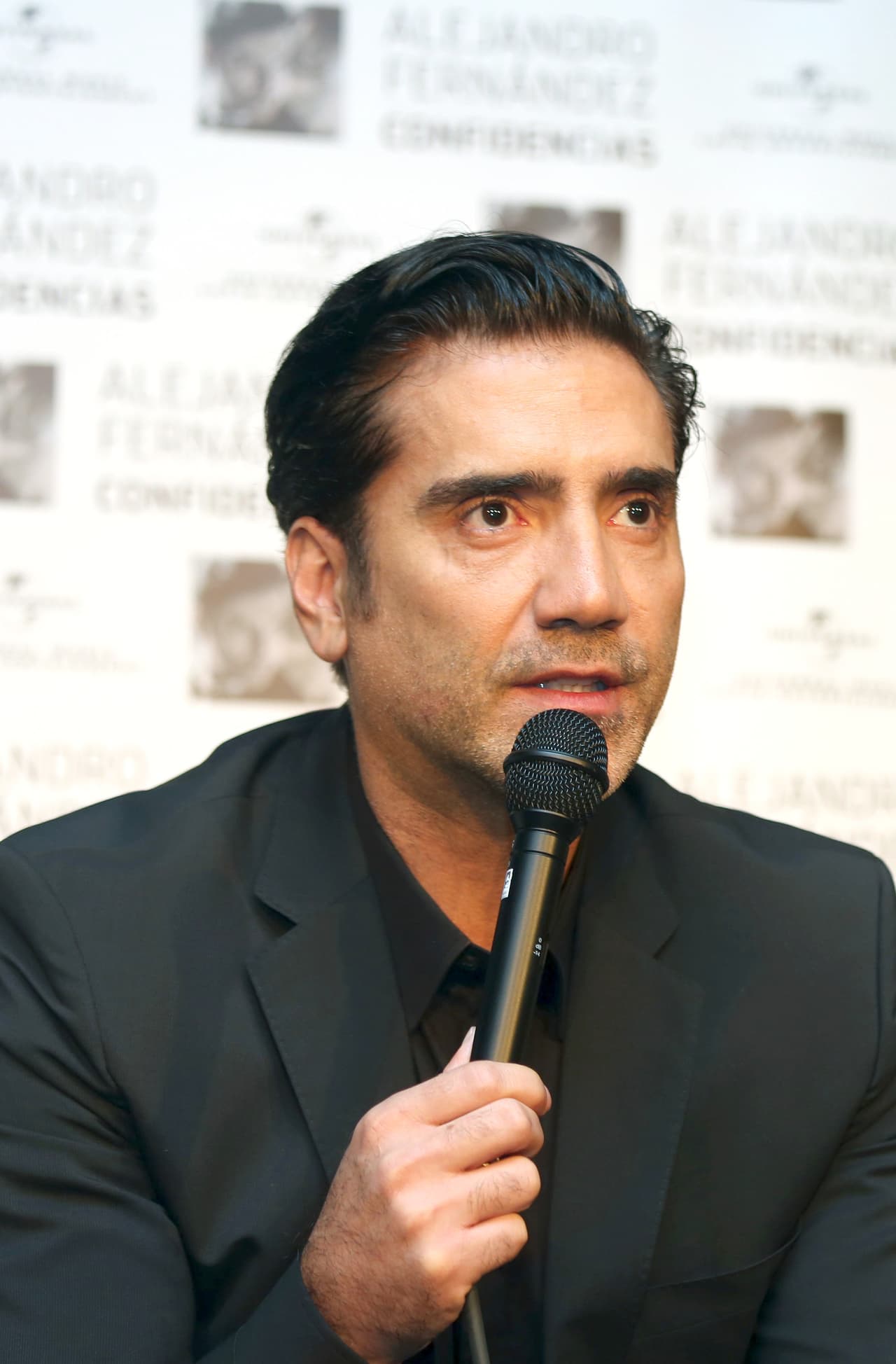 Una película que no tuvo mucho éxito fue "Zapata, el sueño del héroe", protagonizada por Alejandro Fernández.