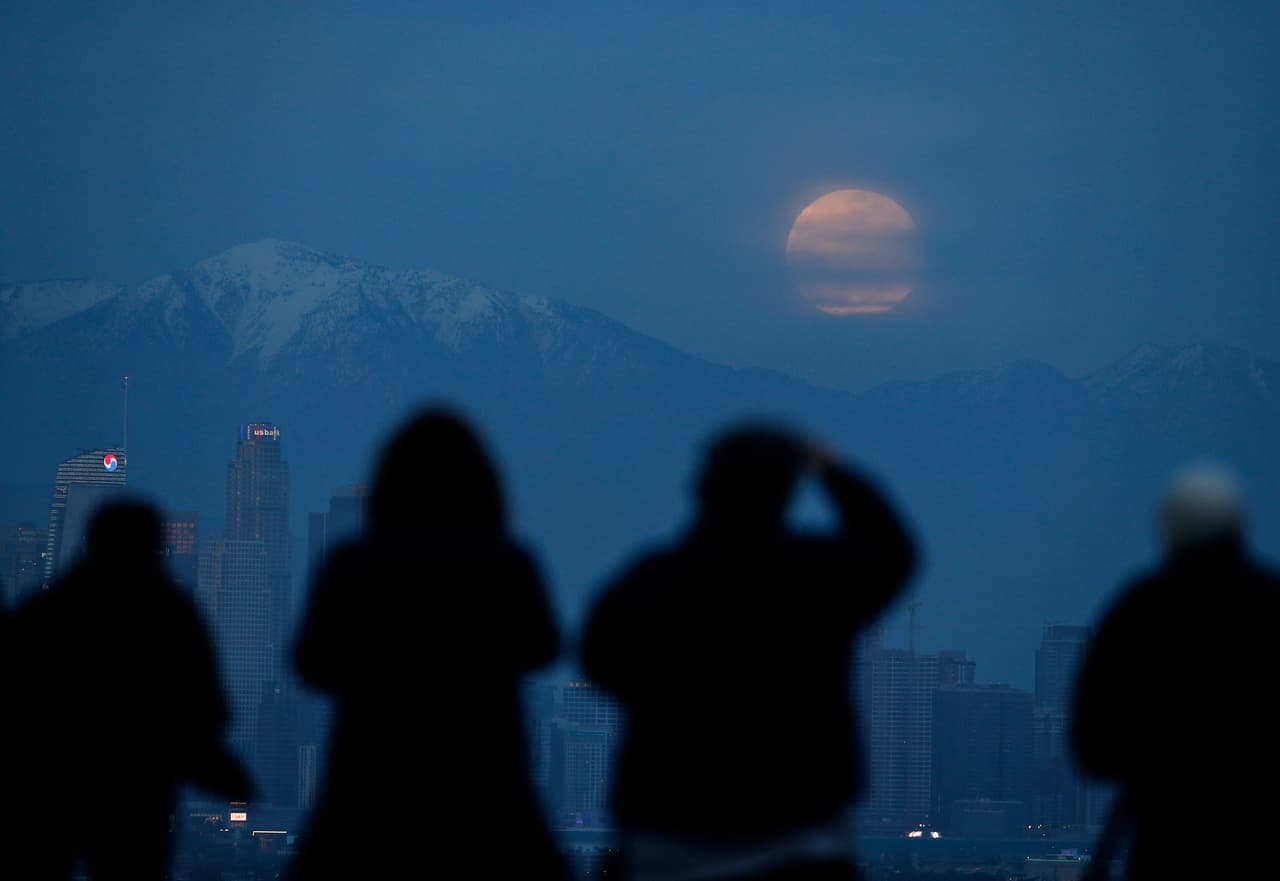 Súper luna vista desde Kenneth Parka, en Los Ángeles.
