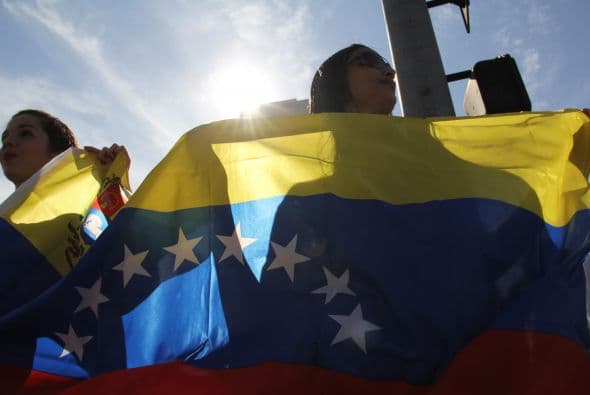 Pese a las distancias y tráfico característico de Los Ángeles, cientos de Venezolanos se unieron a la campaña mundial #SOSVenezuela para apoyar a todo el pueblo venezolano tras 10 días de protestas continuas en dicho país. A la manifestación se unieron guatemaltecos, peruanos, brasileños, libaneses, americanos y muchas otras nacionalidades que hacen vida en la Cosmopolita ciudad del oeste del país. Consignas, cantos y la familiaridad característica venezolana recibieron apoyo de los transeúntes en los alrededores del edificio Federal ubicado en la avenida Wilshire.