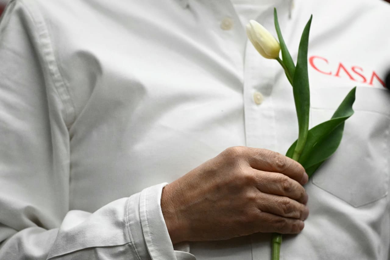 Mientras tanto, Isabel lidia con la ansiedad de no saber de su esposo, que se agrava por el hecho de que no entiende el idioma inglés, en el que le han dado las últimas actualizaciones sobre las labores en la zona cero.