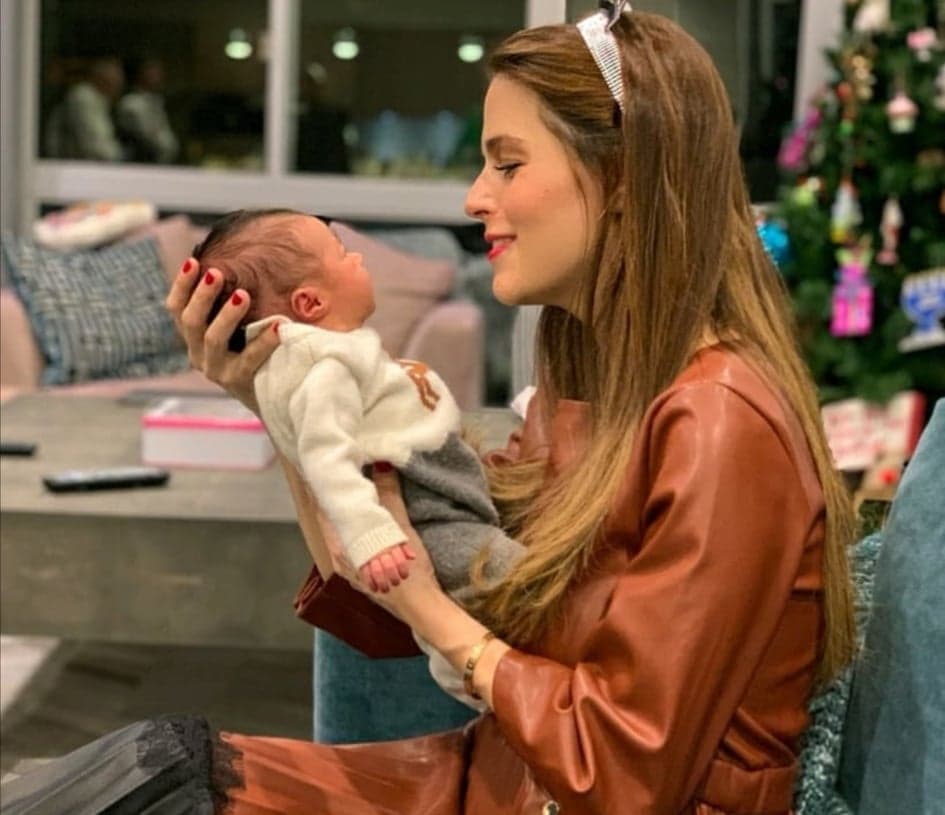 "Seguí ahora sus recomendaciones y baño a Kira con agua de hojas de lechuga calientita y por ahora está durmiendo bien", contó la actriz en sus historias de 
<b><a href="https://www.instagram.com/claudiaalvarezo/" target="_blank">Instagram</a></b>.