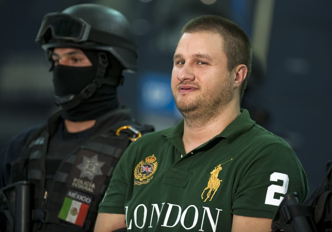 Uno de los primeras camisetas en ser relacionadas con el narco fue la camiseta polo que vestía Édgar Valdez Villarreal, operador de los Beltrán Leyva, al momento de su captura.