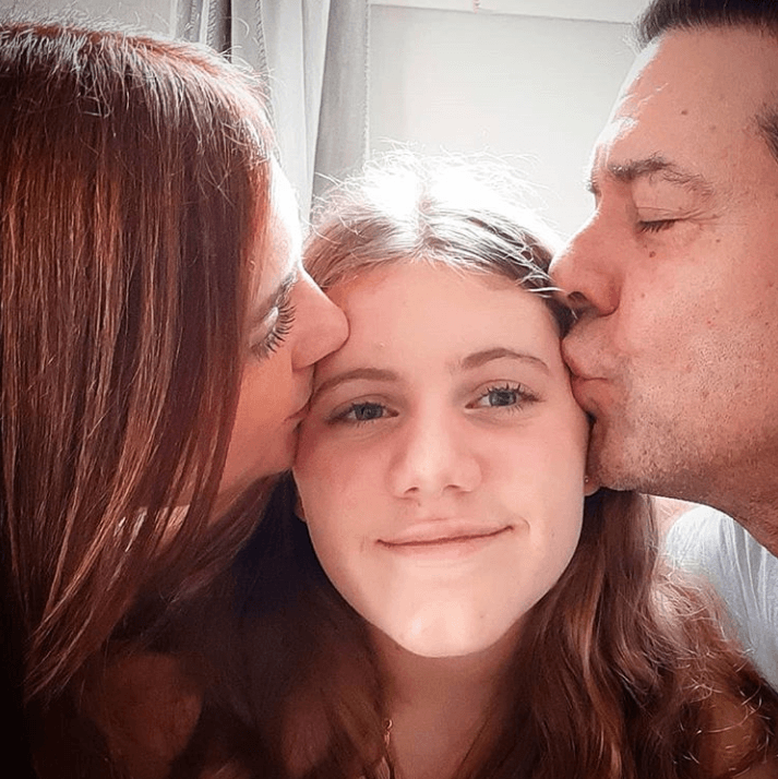 El pasado 5 de abril sus padres la celebraron y Miguel de León compartió esta fotografía para felicitarla: "Hace 14 años llegaste a nuestros brazos para hacer realidad el sueño de nuestras vidas y comenzamos a comprender el único sentido que tiene el estar vivos, ser padres. Hoy celebramos tu llegada y la felicidad que nos has dado, feliz cumpleaños princesa, te amamos hasta el infinito y más allá...”.
<br>