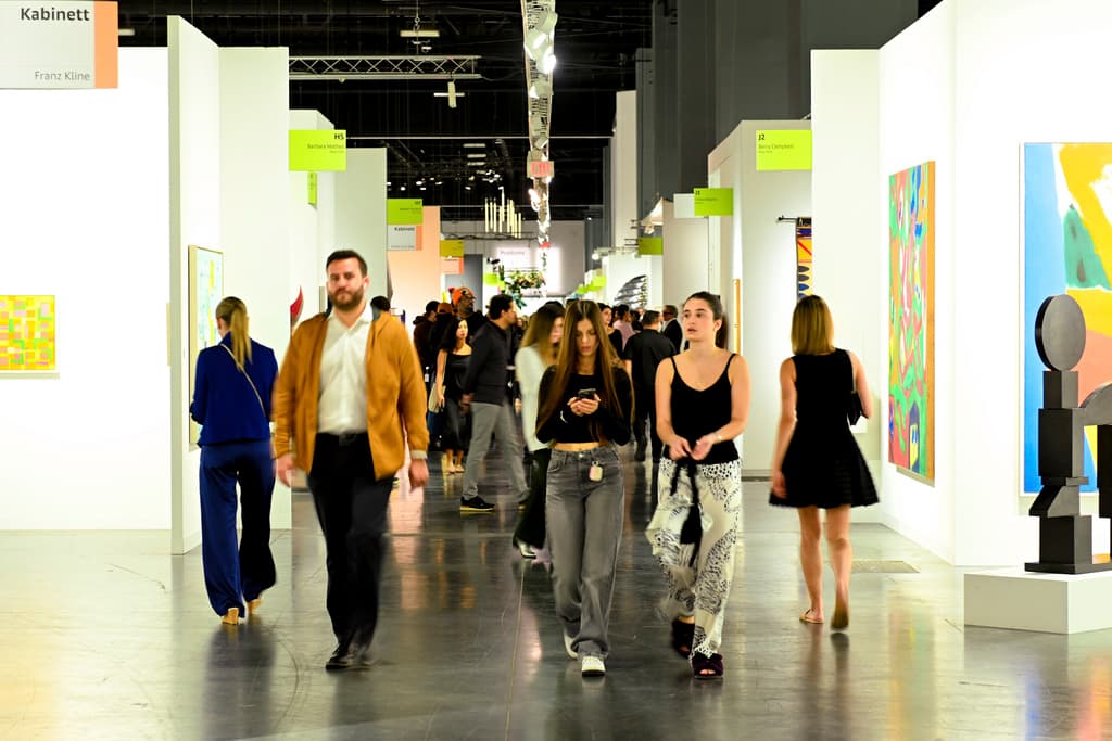 Obras a gran escala llenan la sección Meridians, curada por Magalí Arriola, incluyendo piezas inmersivas y esculturas monumentales.
