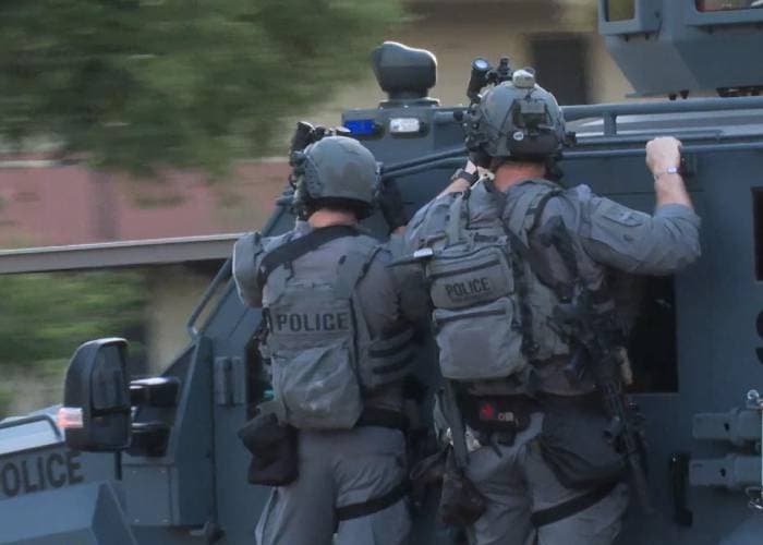 N+Univision Arizona constató el despliegue de equipos SWAT en el punto.