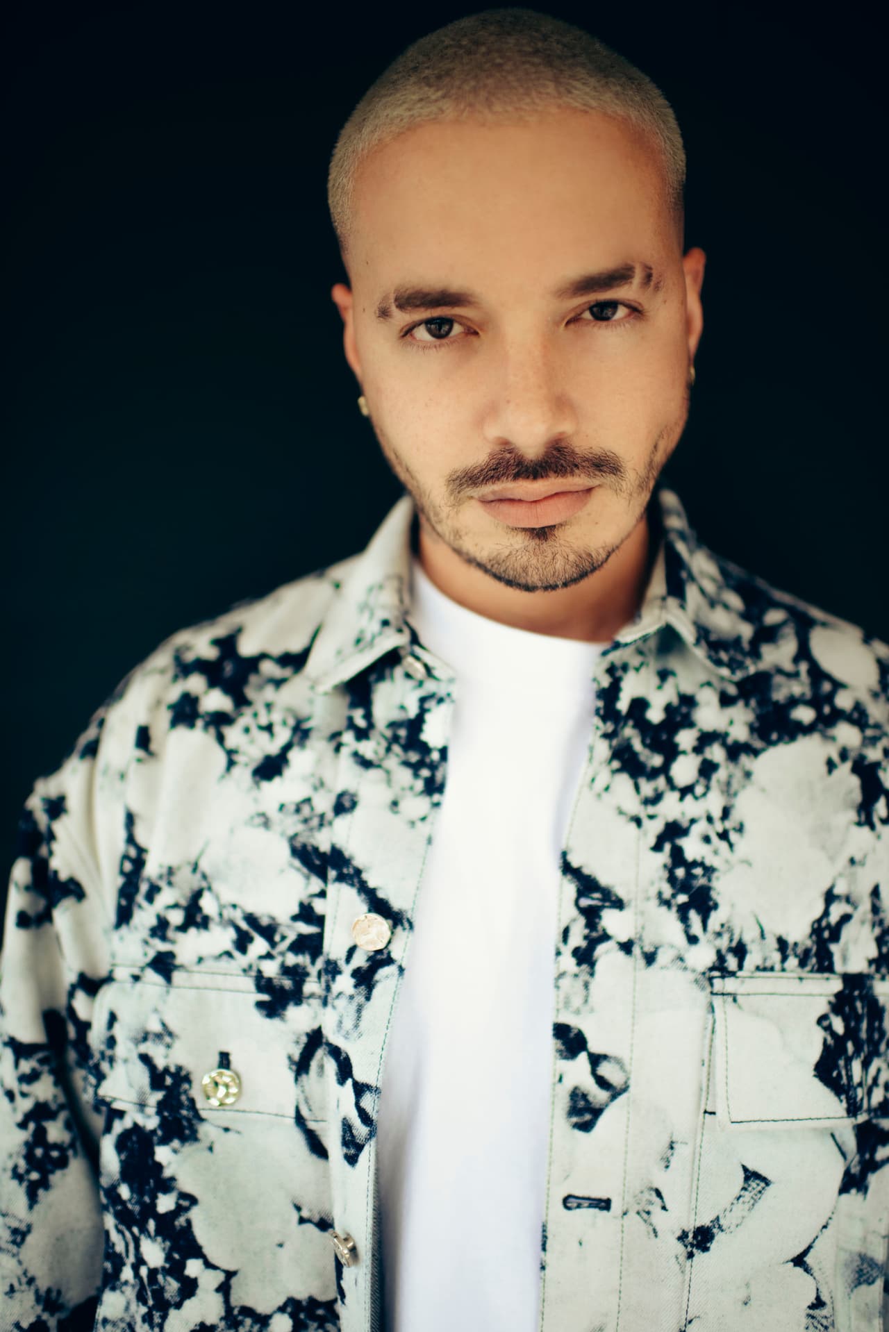 <b><a href="https://www.univision.com/shows/premio-lo-nuestro/nominados-premio-lo-nuestro-2021-artistas-latinos" target="_blank">J Balvin lidera la lista de los más nominados de Premio Lo Nuestro 2021.</a></b> El colombiano también entró en esta nueva categoría por
<b> 'Colores'</b>. 
<br>