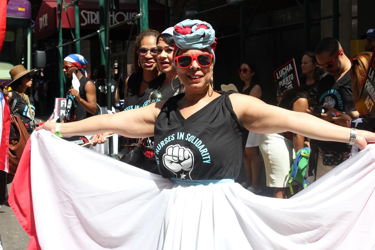 Sara París no es puertorriqueña, pero como dominicana se solidarizó con los agudos problemas económicos de los puertorriqueños. “La Junta (de control fiscal) y (la ley) PROMESA en Puerto rico están haciendo cosas malas para el pueblo. Le cerraron clínicas u escuelas, así que estamos peleando por eso, en contra de la Junta”, dijo esta enfermera sobre la junta que supervisa las finanzas de PR en medio de una recesión y una deuda impagable de casi 70,000 millones de dólares. (Patricia Vélez/Univision Noticias)