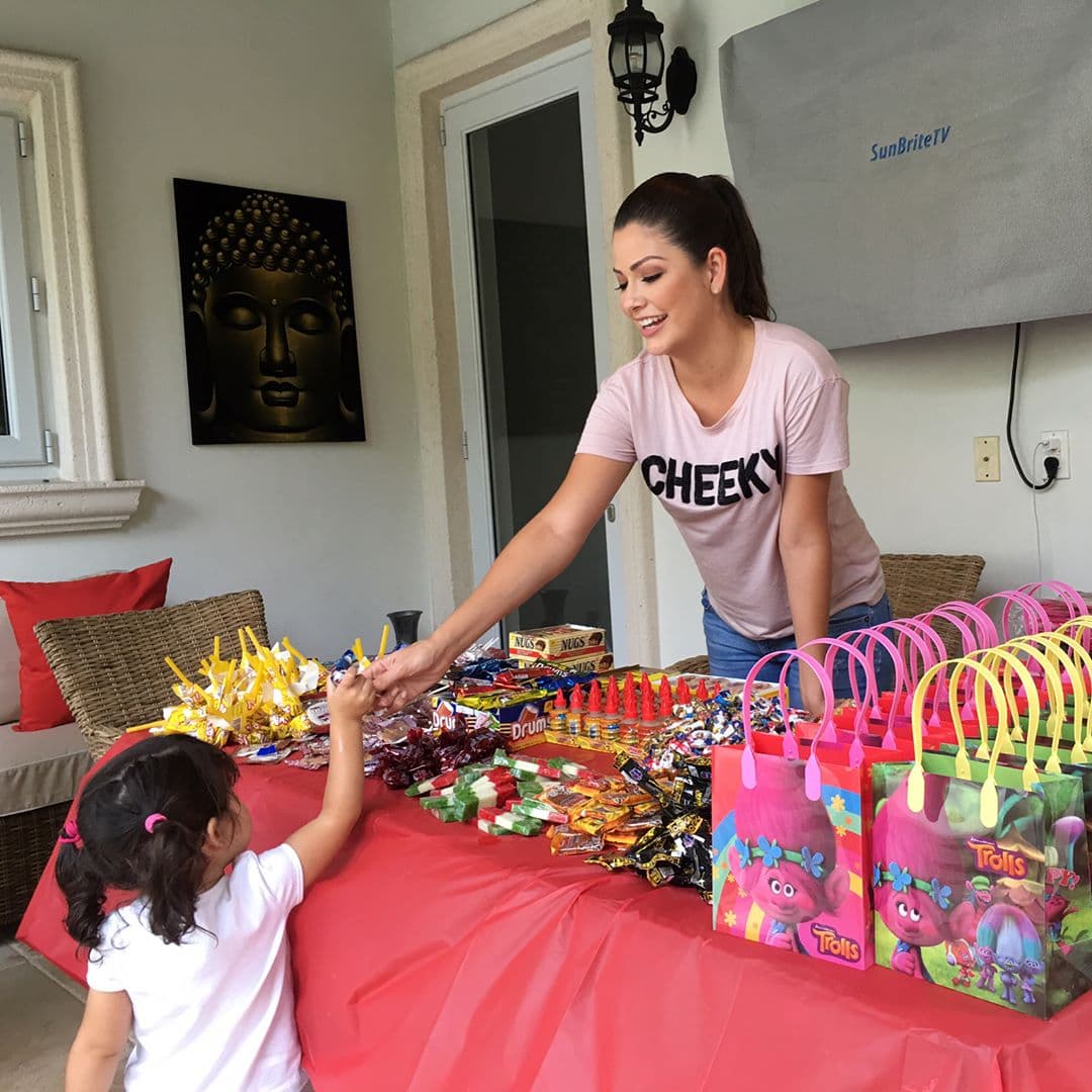Hacer las bolsitas de dulces ya es toda una tradicional familiar para Ana Patricia. En los eventos pasados su mamá, la señora Alicia Montes, ha llegado con una maleta repleta de golosinas que solo se encuentran en México.
<br>