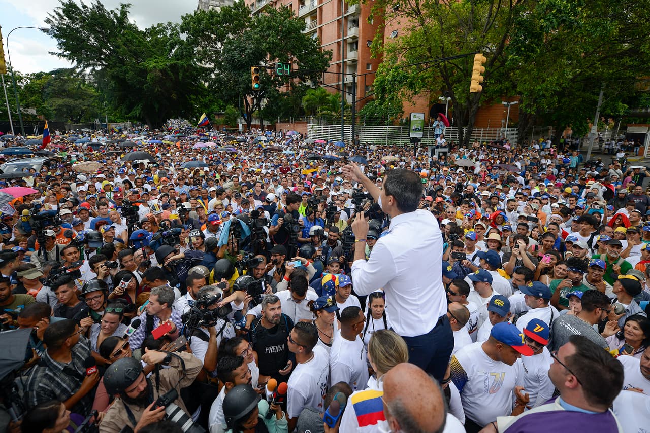 Frente a sus seguidores, Guaidó se refirió a las declaraciones del exdirector de la policía política, Sebin, a la agencia AP que dijo que Maduro le pidió meter presa a la madre de Guaidó y cuando supo que tenía cáncer escogió "sembrarle armas" a Roberto Marrero, su segundo a bordo. Pidió "llamar a la dictadura por su nombre", especialmente luego del informe de la ONU.