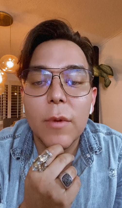 Narró lo que, según él, vivió con la actriz: "Empezamos platicando, todo bien, y al momento de secarle el cabello, de: 'Ay niño, me duele', empezó con una actitud muy fea". 
<br>