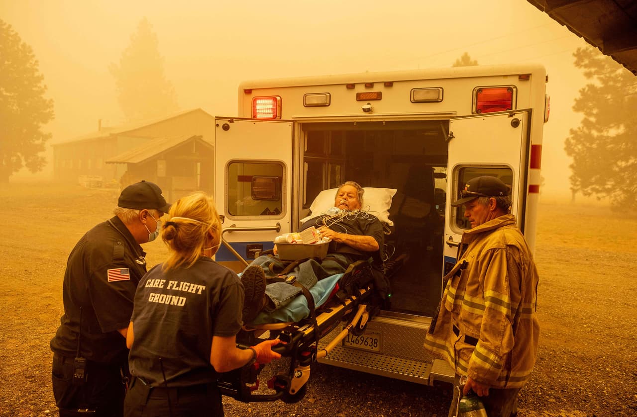 <b>Otro año de fuegos y calor extremo en el oeste de Estados Unidos.</b>
<br>
<br>Un residente de Greenville, California, es trasladado al hospital tras ser afectado por el incendio Dixie, que calcinó extensas áreas del sur del estado, el 7 de agosto.
<br>
<br>En 2021 todo el oeste de Estados Unidos, e incluso al sur de Canadá, se vio afectado por una extraordinaria ola de calor que produjo 
<a href="https://www.univision.com/noticias/estados-unidos/incendio-dixie-tercero-mas-grande-historia-california"><u>fuegos devastadores e históricos</u></a>.
<br>
<br>
<a href="https://www.univision.com/noticias/sucesos/incendio-dixie-pueblo-greenville-california-fotos"><u>Vea aquí la fotos de la devastación que dejó en incendio Dixie en la ciudad de Greenville</u></a>
<br>