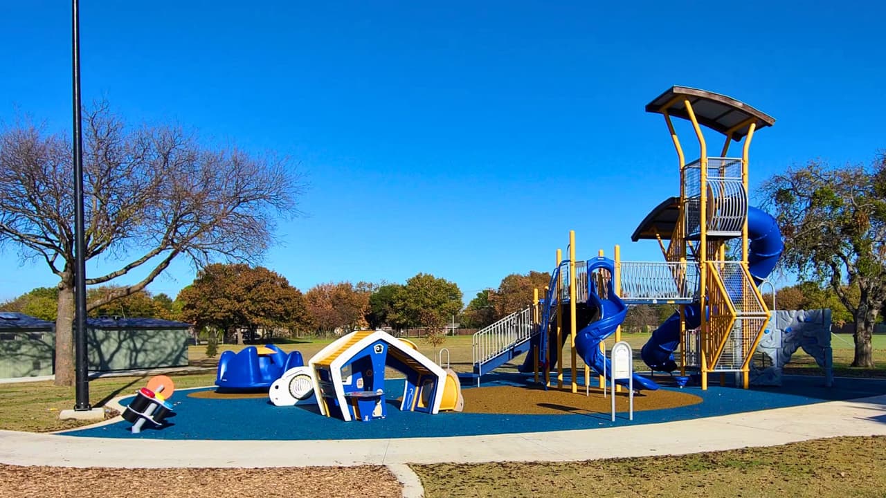 Watson Park ha sido transformado en
<b>un oasis de diversión para todas las edades.</b> Entre sus nuevas atracciones se incluyen
<b>un área de juegos acuáticos, una cancha de baloncesto renovada, una cancha de futsal, un sendero para pasear, una zona de juegos mejorada y un campo de fútbol mejorado</b>.