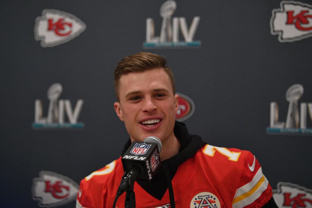Harrison Butker contesta las preguntas de los reporteros en el 'Media Day'.