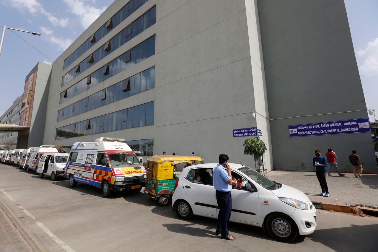 Ambulancias que transportan a enfermos de covid-19 esperann ser atendidos en un hospital de Ahmenabad, India.