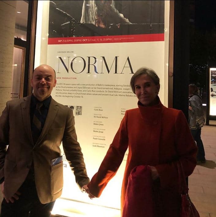 El fin de semana estuvo lleno de escándalo para la actriz Florinda Meza, pues unos fans publicaron esta foto que confundió a más de uno de sus seguidores. De inmediato, las reacciones por un supuesto romance para la comediante inundaron sus redes sociales.