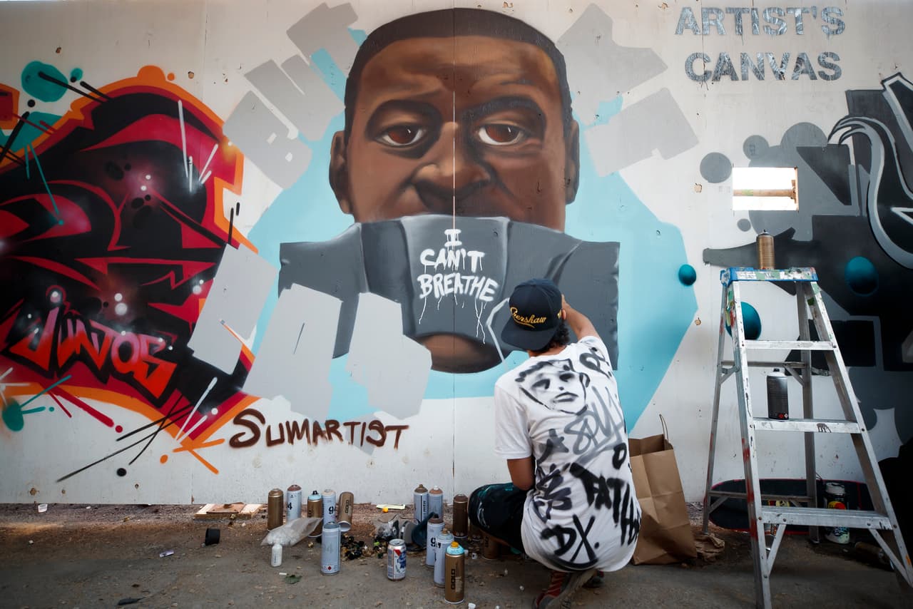 <b>Toronto, Canadá.</b> El artista 
<a href="https://www.instagram.com/sumartist/?hl=en"><u>Paul Glyn-Williams</u></a> da los toques finales su mural de Floyd. En esta ciudad también hubo manifestaciones antirracistas.