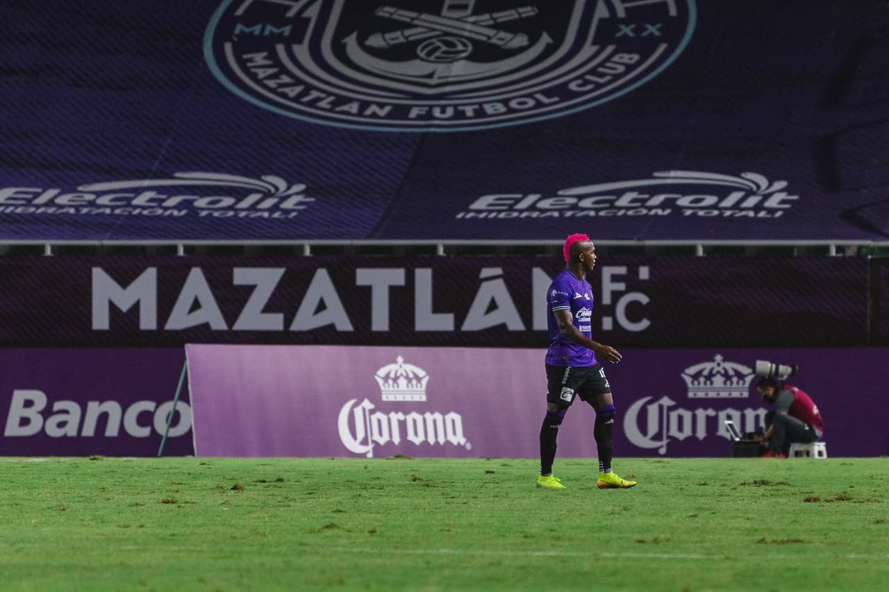 Después de revisar una polémica jugada en el VAR, el árbitro decidió expulsar a José Ortiz.