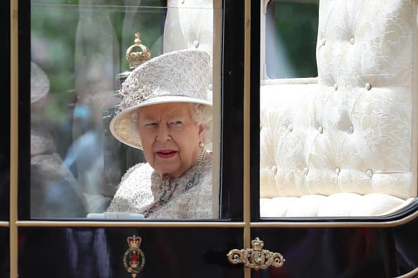 Se trata de un desfile de la milicia del Reino Unido para conmemorar el cumpleaños de la reina Isabel II, cuya edad es de 93 años cumplidos al 21 de abril pasado, pero la celebración oficial es en junio.