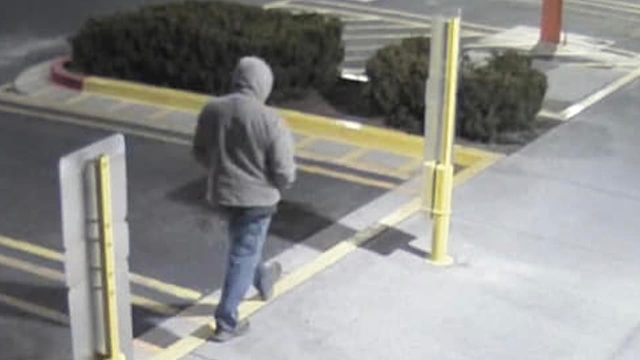 Sin embargo, se había mudado a Nevada en 2021 por una oportunidad laboral. Un video de vigilancia del estacionamiento del supermercado en donde estaba la adolescente captó a un hombre con una sudadera con capucha que se subió al asiento del conductor del automóvil de Irion.