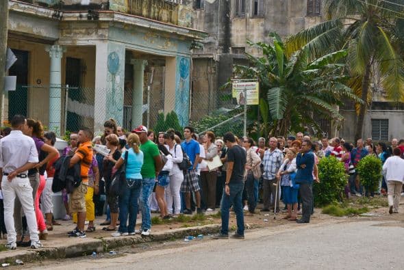 Mientras el gobierno de EE.UU. volvió a pedir a Cuba la liberación del contratista estadounidense Alan Gross durante la ronda de diálogo migratorio que tuvo lugar el jueves, en una sesión que se cerró sin aparentes avances, los cubanos trataban de llegar a las oficinas de la Sección de Intereses en La Habana, con la esperanza de conseguir una visa. "La delegación estadounidense reiteró su llamado a la liberación de Alan Gross, que fue arrestado por las autoridades cubanas el 3 de diciembre de 2009 y más tarde sentenciado a 15 años en prisión", dijo la portavoz del Departamento de Estado, Jen Psaki, en un comunicado. El diálogo migratorio es uno de los intercambios políticos más importantes que sostienen ambos países, sin relaciones diplomáticas desde 1962. La segunda ronda celebrada ayer estuvo centrada en asuntos como "la cooperación (bilateral) en aviación de seguridad, búsqueda y rescate y fraude de documentos consulares", según Psaki. "La delegación estadounidense subrayó las áreas donde ha habido cooperación exitosa, en materia de migración, en cuanto al intercambio de información sobre la prohibición de inmigrantes indocumentados y a la hora de clarificar aspectos de los recientes cambios de Cuba en política migratoria". Al igual que en la reunión de julio de 2013, la delegación cubana en el diálogo estuvo encabezada por la directora del Ministerio de Relaciones Exteriores de Cuba, Josefina Vidal; y la estadounidense por el subsecretario de Estado adjunto de EEUU para Latinoamérica, Alex Lee.