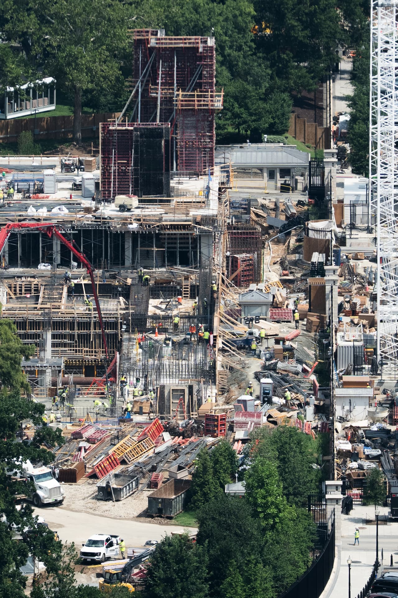 Las obras avanzan entre estructuras de acero, andamios y maquinaria pesada en los terrenos de la Casa Blanca. Decenas de trabajadores participan en la construcción, mientras una grúa domina el área intervenida y marca la magnitud del proyecto.