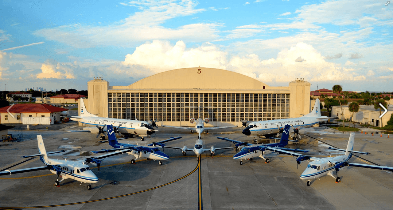 Los aviones
<b>cazahuracanes</b> son quienes permiten darle mayor precisión a la información recopilada por los satélites, pues se toman datos muchas veces en el mismo día y desde el ojo de la tormenta. Entre otras cosas, ahí se mide también el cuándo y a qué altura exactamente aparecen los
<b>cristales de hielo</b> dentro de una tormenta, las
<b>descargas eléctricas</b> que alimentan y dan fuerza al fenómeno y hasta la
<b>cantidad de polvo</b> y bacterias que contiene. Esta es la flotilla de NOAA.