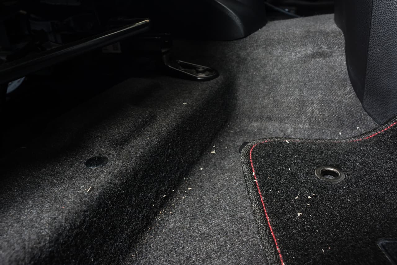 <h3 class="cms-h3-H3">2. Tapetes</h3>
<br>Retira los tapetes y sacúdelos afuera del auto. 
<b>Si son de plástico podrás lavarlos </b>con cepillo y jabón, en caso de ser de material de alfombra podrás pasar la aspiradora. Para las manchas podrás usar un limpiador especial para dejarlos completamente limpios.