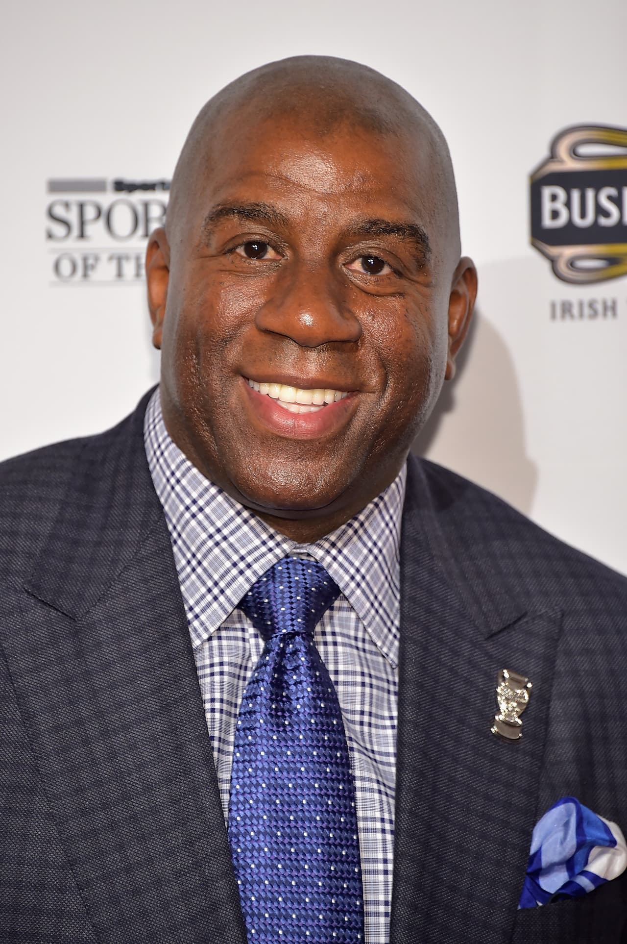 Magic Johnson, leyenda en NBA con Lakers, ofreció en su casa un encuentro para recaudar fondos para la campaña de Hillary Clinton, reunión a la que también asistieron los actores Denzel Washington y Samuel L. Jackson.