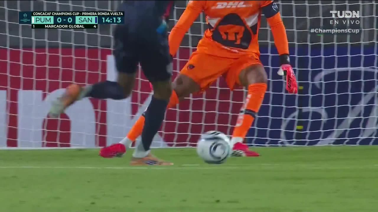 ¡El poste salva a Pumas! Pellegrino estrelló su remate en el poste