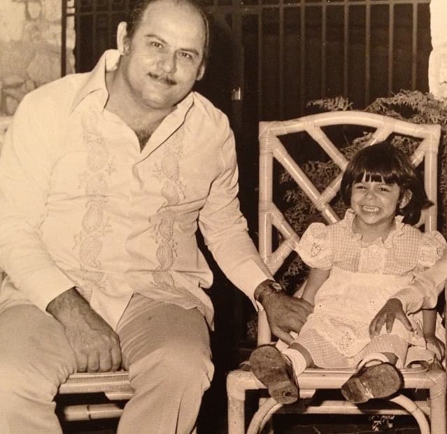 En esta foto aparece ya más grandecita, con una enorme sonrisa junto a su querido padre.