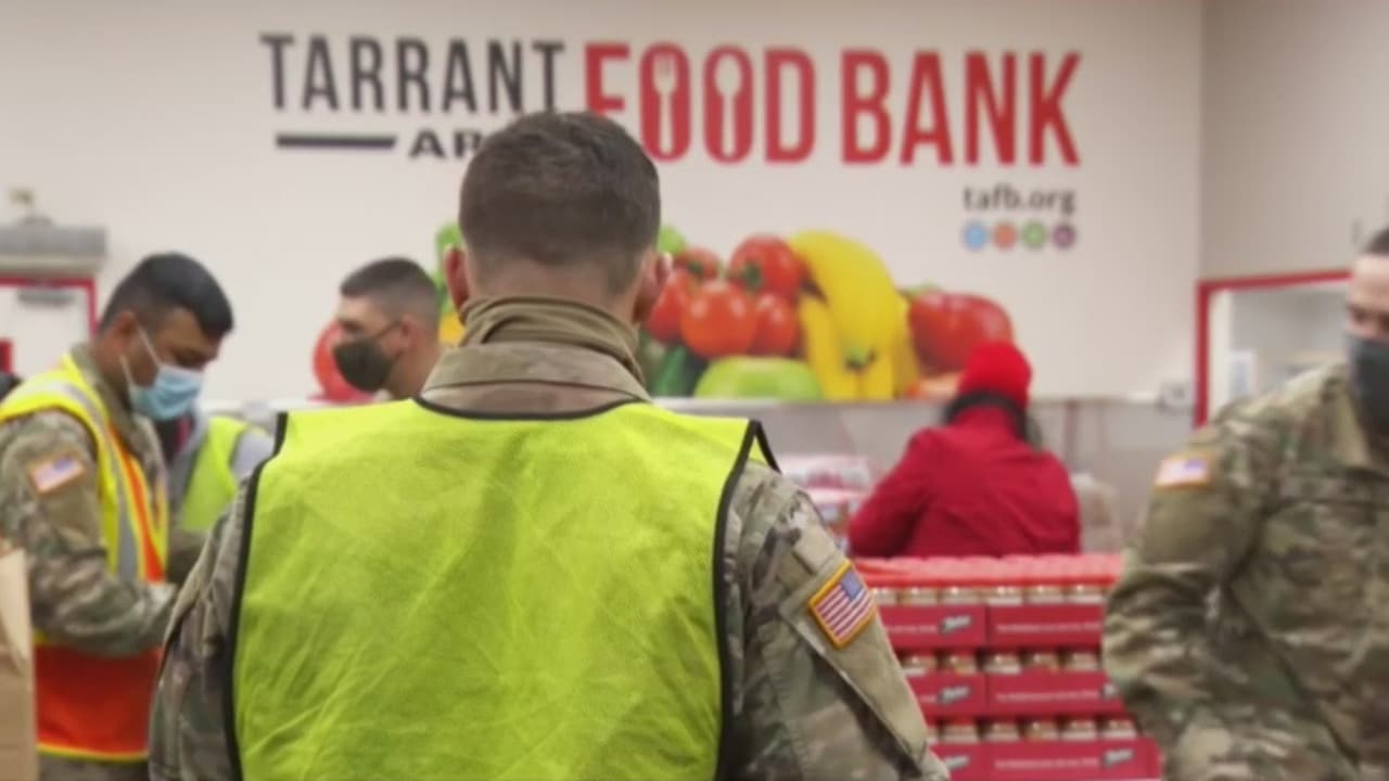 Distribución de agua y comida para familias afectadas en el condado Tarrant