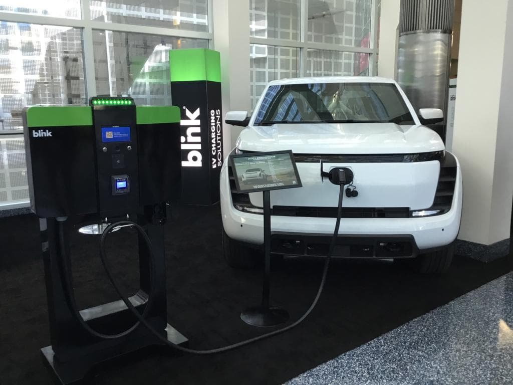 Recientemente California firmó una legislación que prohibirá la venta de autos de combustión interna paulativamente en los próximos años, llegando a la venta de solo carros eléctricos por completo a partir del 2035. Cabe recalcar, que para ese entonces, los consumidores aún podrán mantener sus carros de motor de gasolina, la ley solo aplica para la venta de nuevos autos.