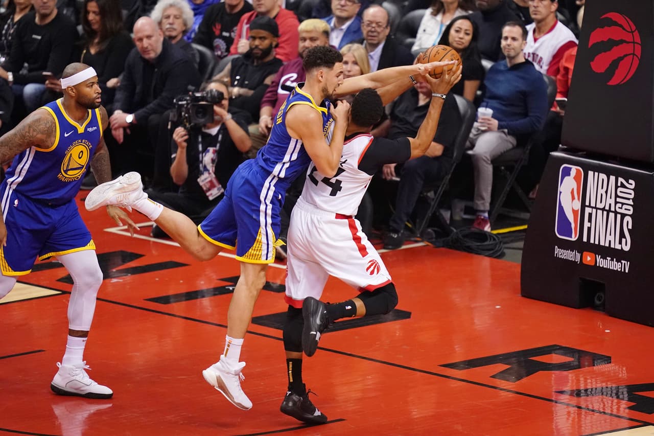 De pronto Klay Thomson empezó a tener problemas con sus tiros de larga distancia y al medio tiempo se fue 4-12 aunque en defensa siguió aportando, aquí con un tapón sobre Norman Powell.