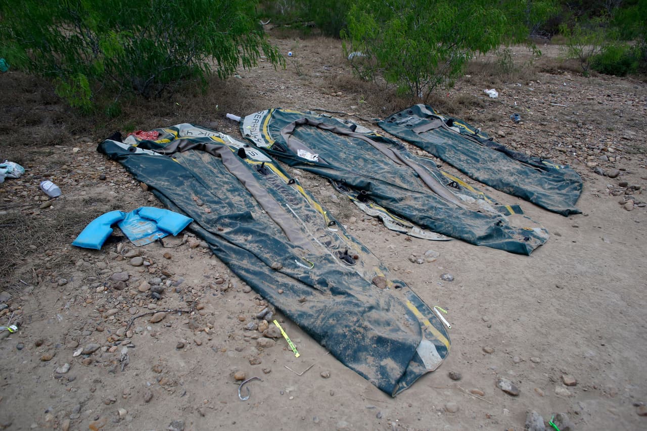 Balsas inflables que se sospecha que fueron usadas para transportar a inmigrantes sin documentos en EEUU yacen a pocos metros del Rio Grande (Río Bravo en México). La Patrulla Fronteriza ha advertido de que el número de embarcaciones de este tipo ha aumentado, y ha detallado
<a href="https://www.univision.com/noticias/inmigracion/patrulla-fronteriza-inmigrantes-100-personas" target="_blank">que llegan a cargar a diez personas o más</a>, que corren el riesgo de perder la vida con tal de cruzar la frontera.