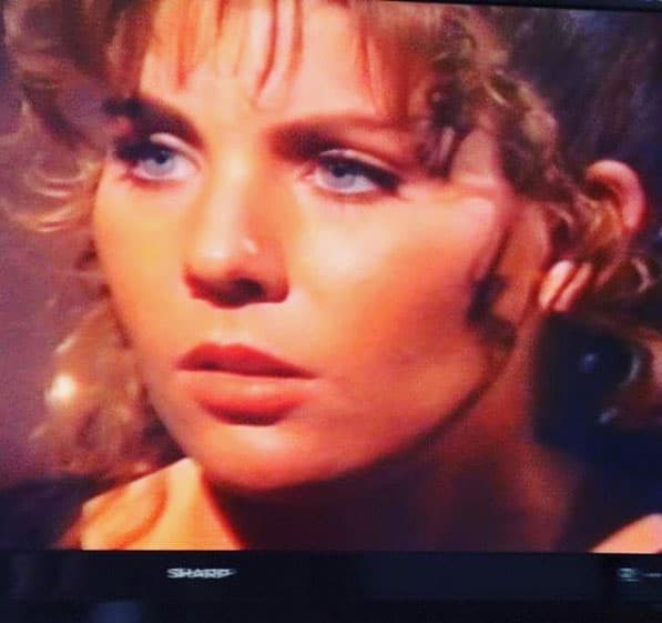 Karen Mireya Sentíes Ludwik nació en la CIudad de México. Sus primeros pasos en los espectáculos los dio como modelo de pasarelas y campañas publicitarias. Esto le abrió las puertas al mundo de la televisión.