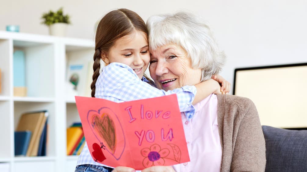 Abuelas tradicionales vs. modernas: ¿cuándo poner un límite en la crianza de los nietos?