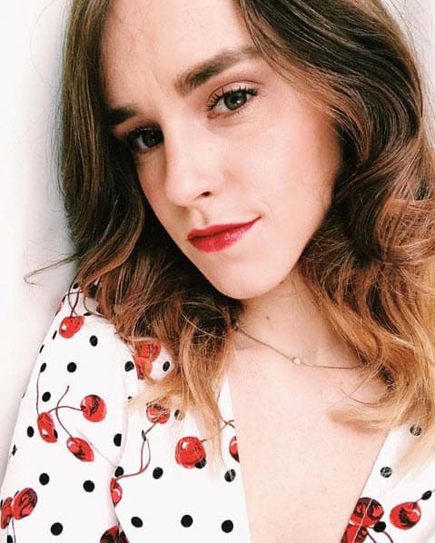 Su nombre es Megan Flockhart y es bloguera. Confesó a la revista
<a href="http://www.estilodf.tv/noticias/conoce-a-megan-flockhart-la-doble-de-emma-watson/">Mirror</a> que hay seguidores que aplauden su parecido, pero otros que son muy "intensos".