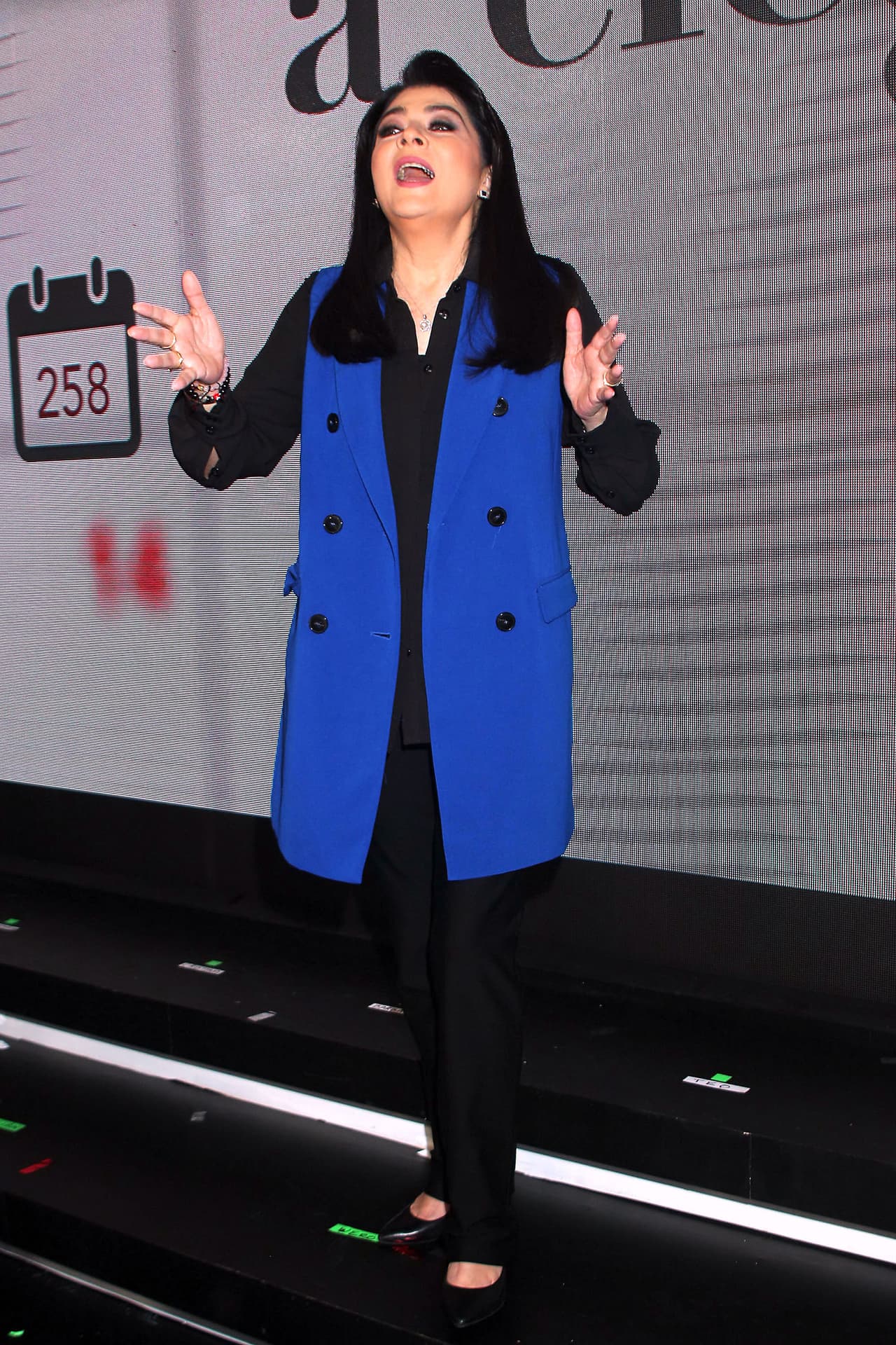 Pero esas llamadas, recordó, se convirtieron en lo mismo. Solo tenían unos cuantos 
<b><a href="https://www.univision.com/famosos/a-victoria-ruffo-no-le-importa-que-eugenio-derbez-la-llame-fiera-porque-ella-sabe-que-lo-es-fotos" target="_blank">momentos de paz</a></b>: "10 segundos más y ya era mentada de madre".