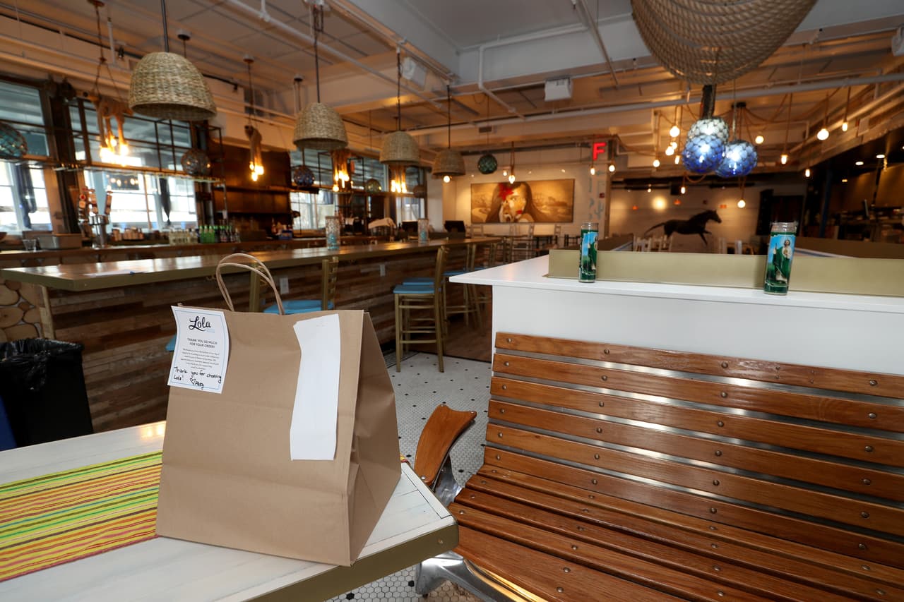 Los restaurantes podrán vender comida para ser consumida en el local a partir del lunes 27 de abril.