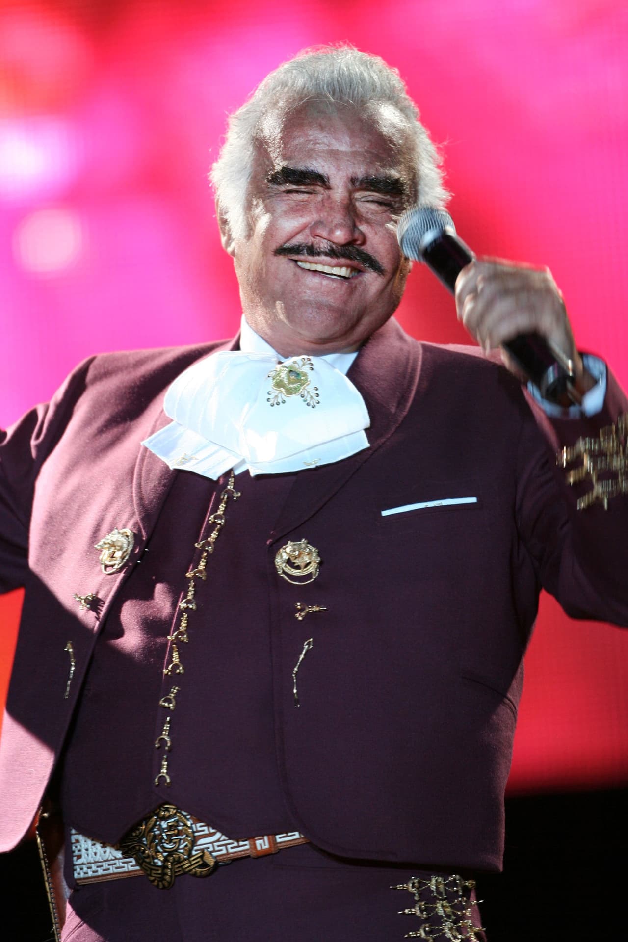<b><a href="http://www.univision.com/temas/vicente-fernandez">Vicente Fernández</a></b> fue el responsable de entonar la canción principal de la 'La mentira', el tema llevaba por nombre 'Me voy a quitar de en medio'.
