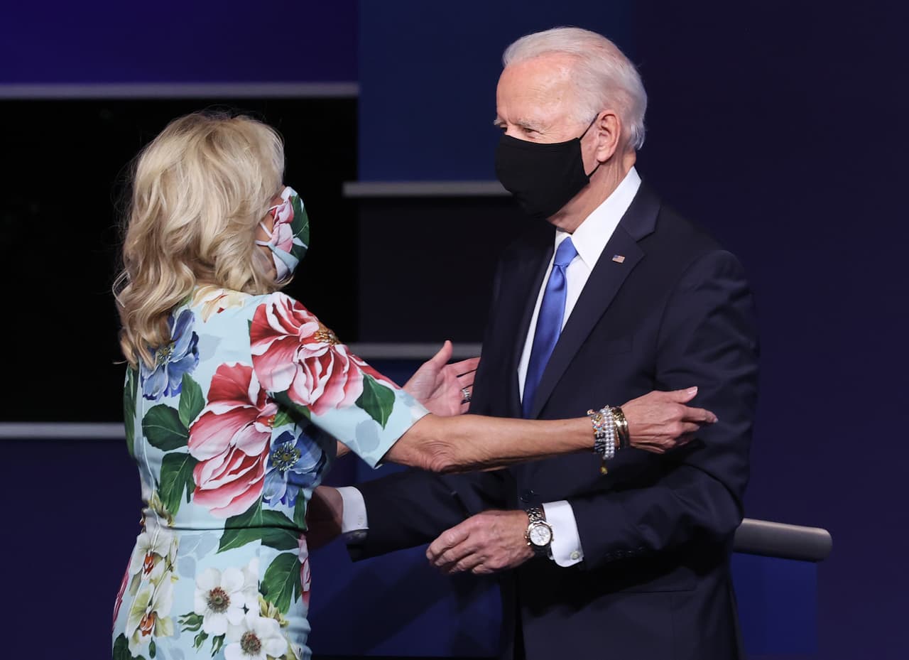 Jill Biden subió al escenario para acompañar a su esposo al final del debate. El dem´ócrata aseguró que de llegar a la Casa Blanca le dirá a los estadounidenses que no votaron por él que se esforzará por ser el presidente del país entero.