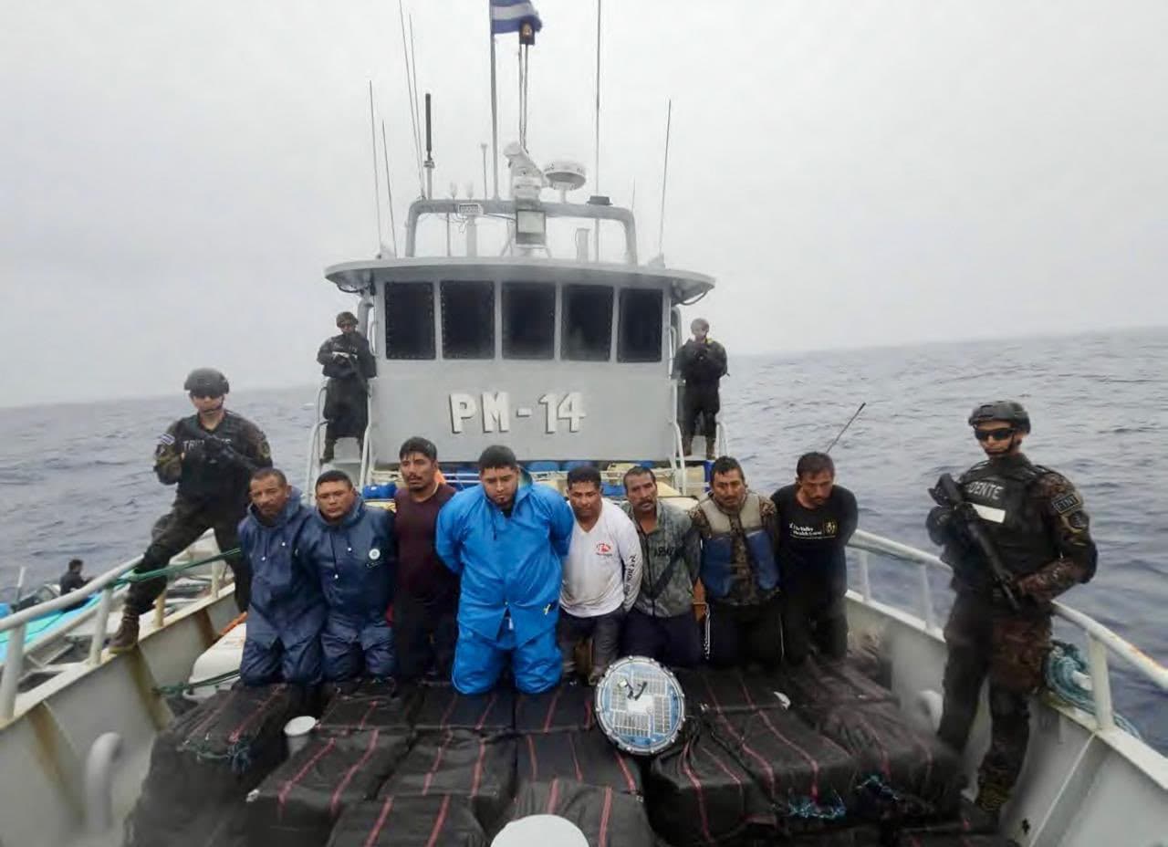 Detienen a seis mexicanos y dos ecuatorianos con 1,550 kilos de cocaína en el Pacífico