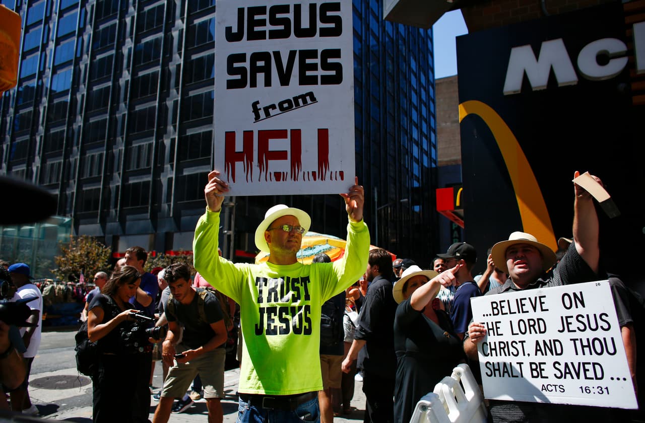 En el trayecto hubo otras demostraciones en contra del desfile.