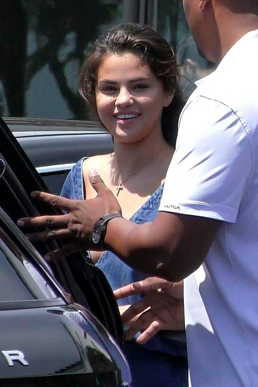 Selena Gómez, quien el pasado 22 de julio cumplió 26 años, aún se encuentra celebrando y parece que lo está haciendo muy bien acompañada, pues se le ha visto muy feliz en compañía de dos amigos.