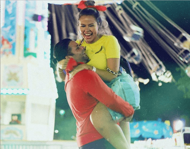 Ana comentó que siempre le gustó que fuera tan respetuoso: "Llegó y me dijo súper respetuoso 'Buenas noches, ¿me permite bailar con usted esta canción?' y cuando empezamos a bailar yo solo dije: 'woooow, este hombre sí que baila', eso me encantó", dice Ana muy emocionada al contar la historia de cómo se flecharon.