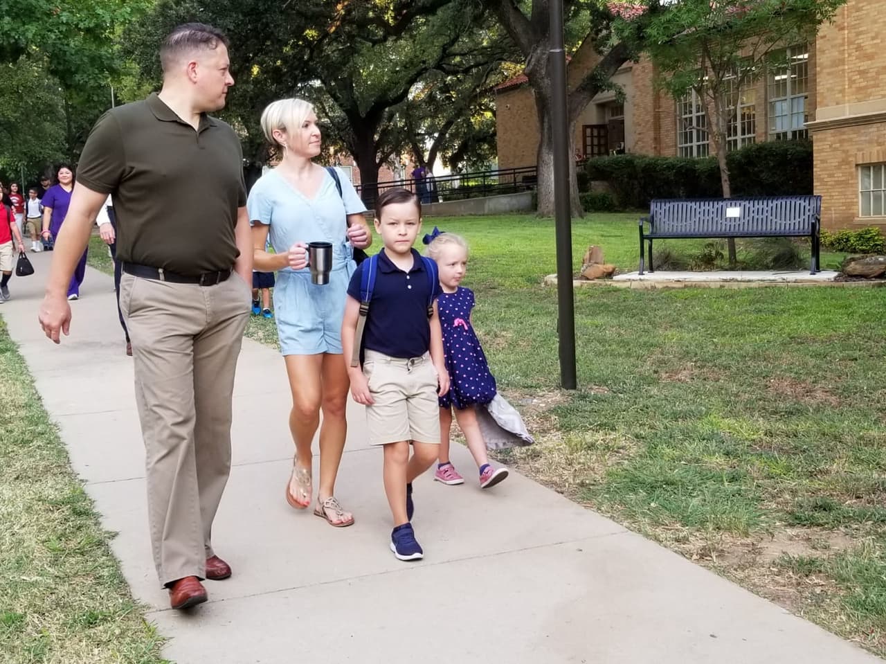 Muchos de los padres acompañaron a sus hijos hasta la entrada principal de la escuela.